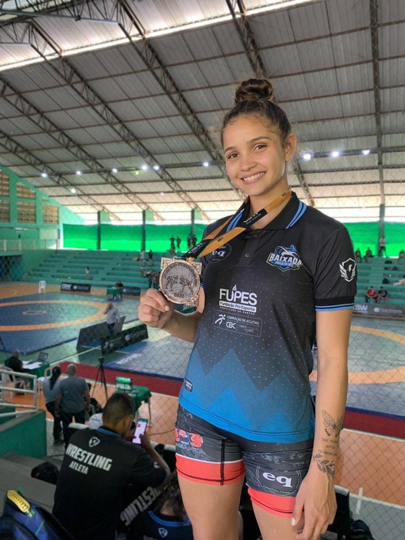 Atleta exibe medalha #paratodosverem