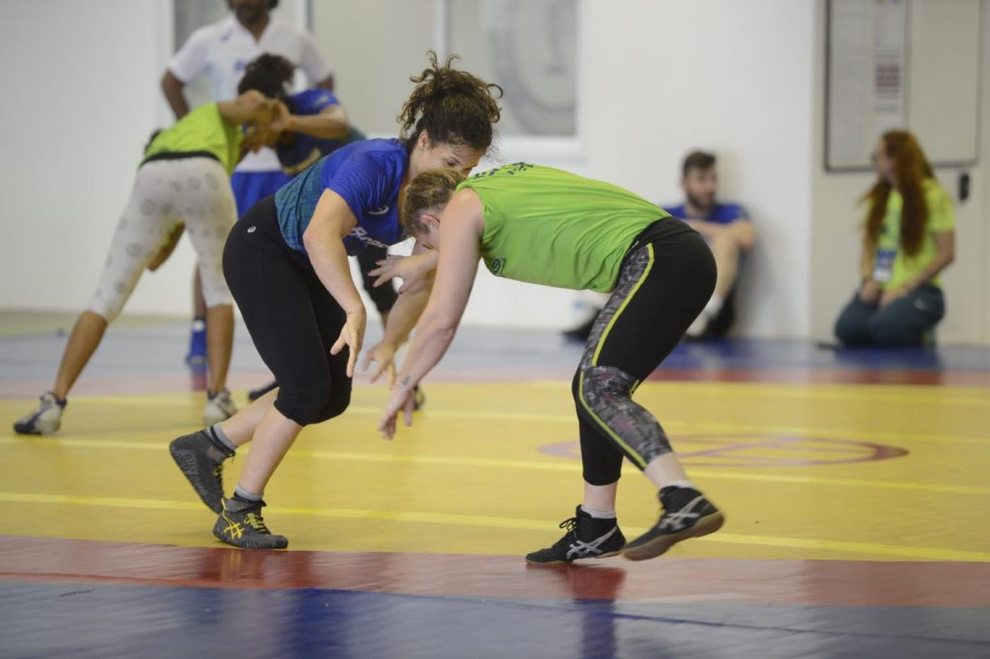 Duas mulheres treinam luta olímpica #paratodosverem
