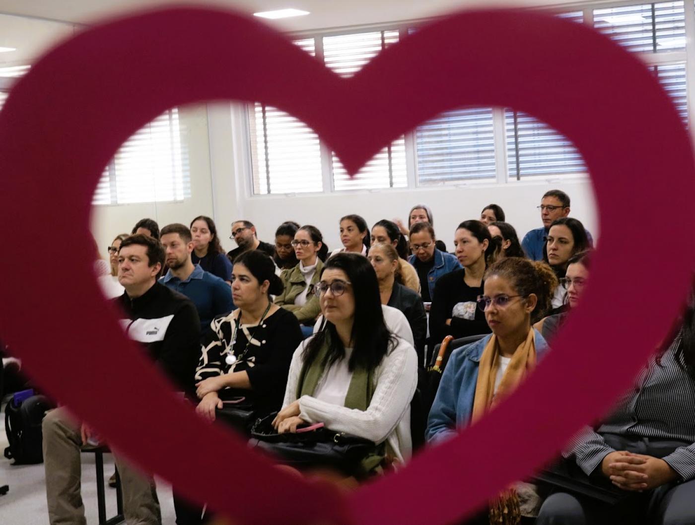 pessoas asssistem a capacitação #paratodosverem