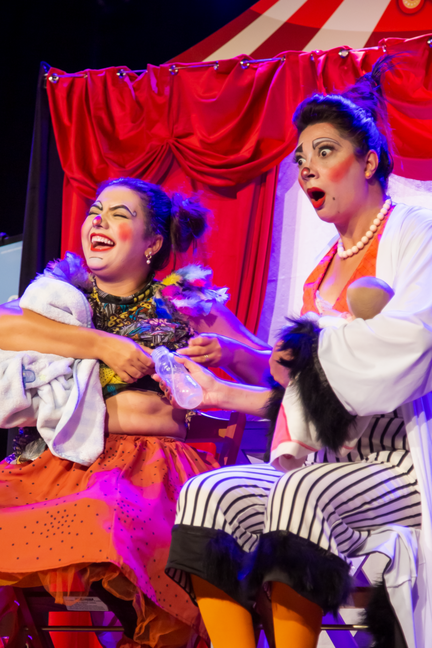 artistas vestidas de palhaças em cena #paratodosverem