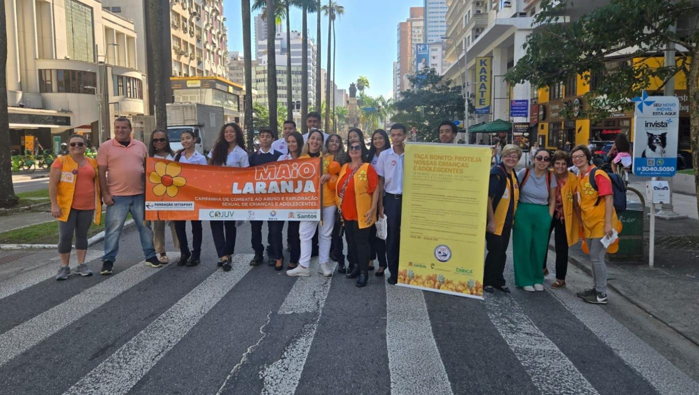 pessoas em caminhada #paratodosverem 