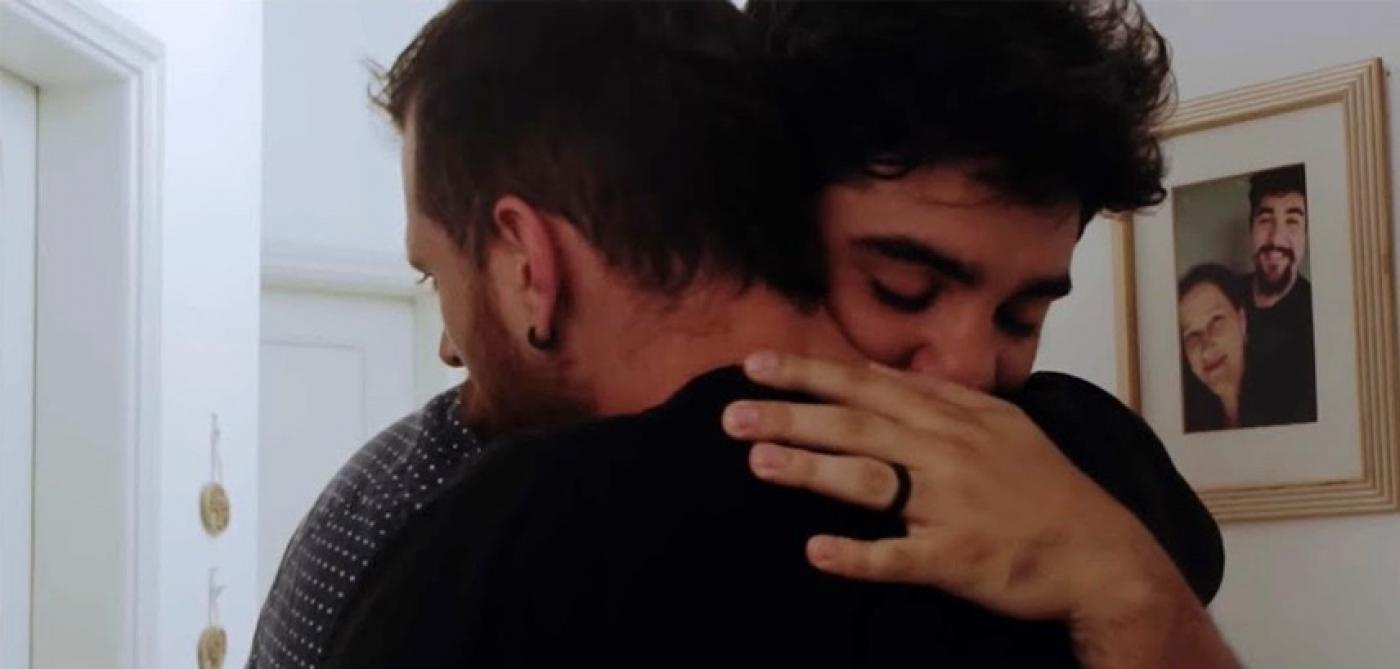 dois homens se abraçam. #paratodosverem