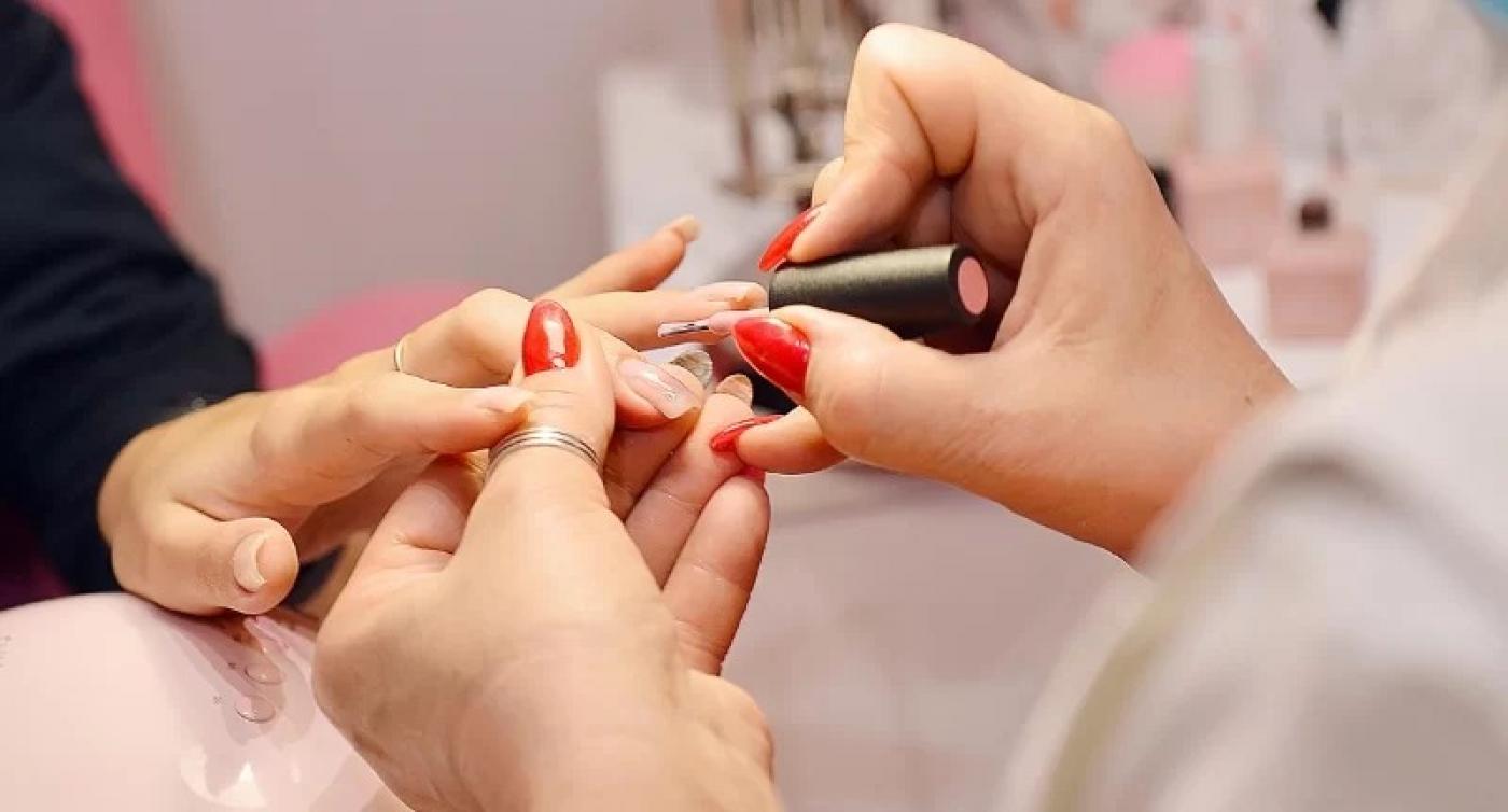 manicure faz as mãos de outra pessoa #paratodosverem