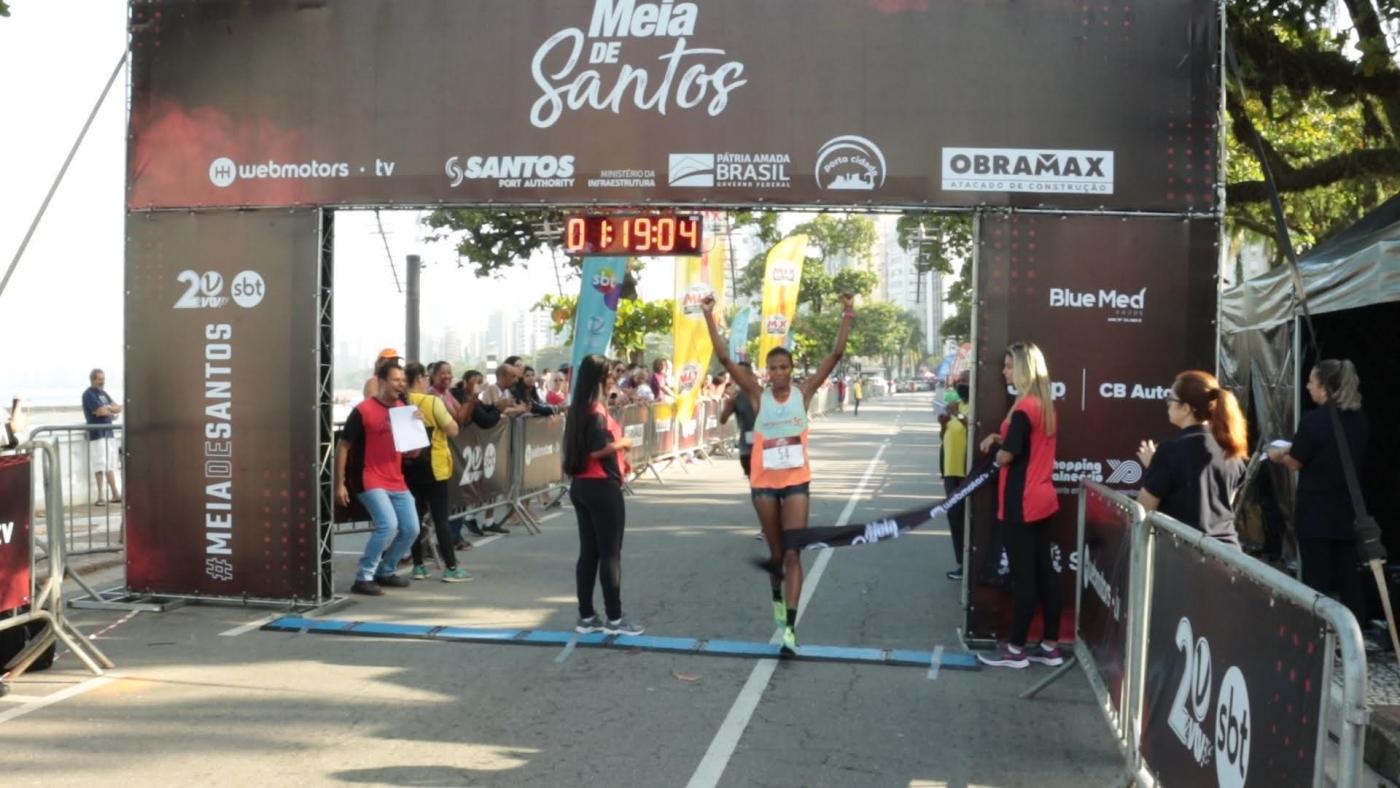 portal de encerramento de corrido com atleta passando. #paratodosverem