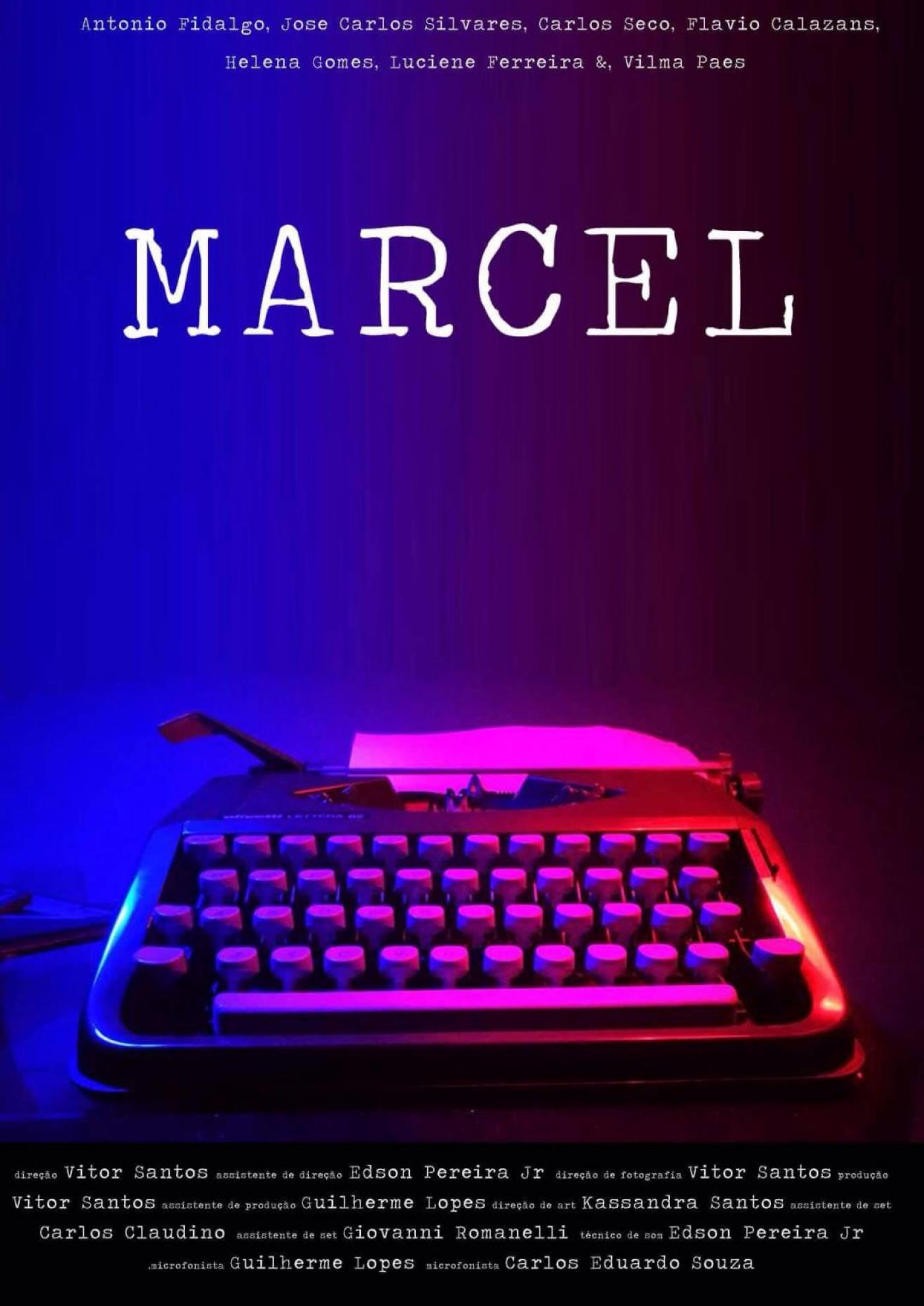 cartaz de filme tem o nome marcel e máquina de escrever #pracegover