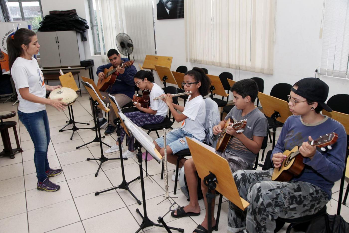 crianças tocando instrumentos #paratodosverem 