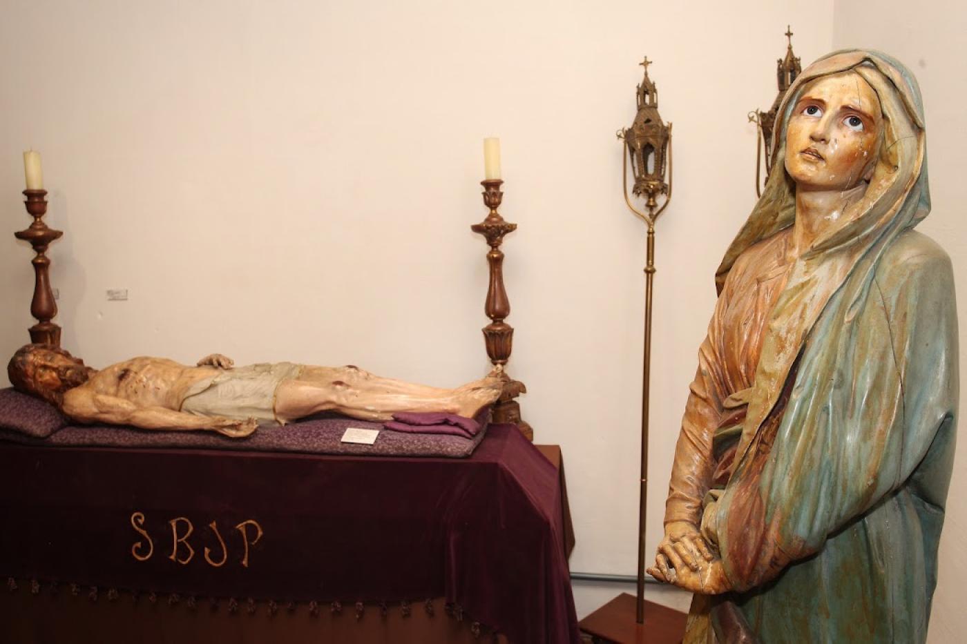 escultura de cristo deitado e de maria #paratodosverem