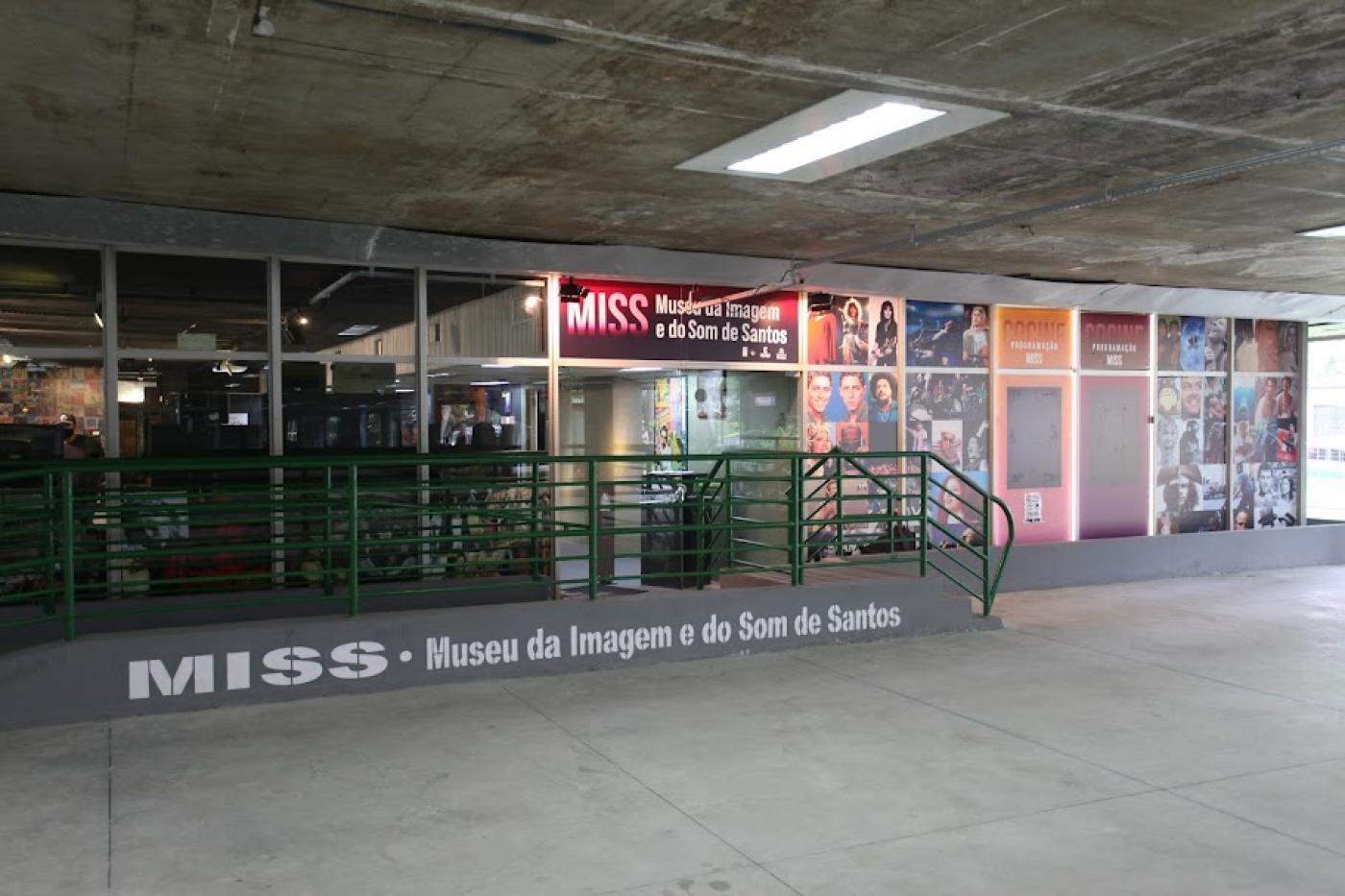 a fachada do museu da imagem e do som de santos. #paratodosverem 