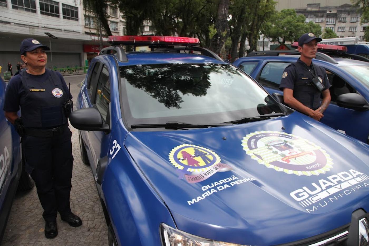 guardas posam ao lado de viatura #paratodosverem