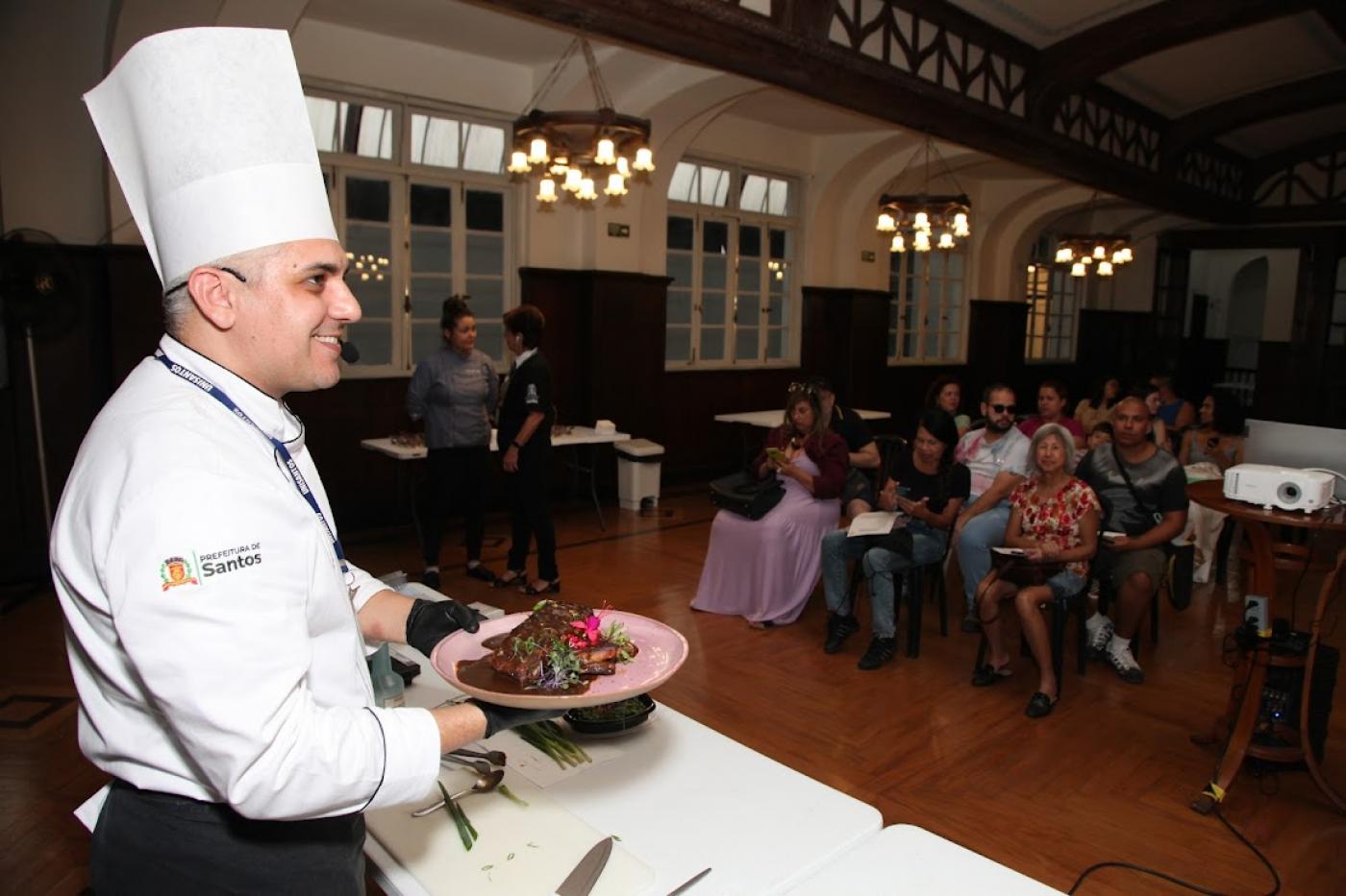 chef mostra prato para alunos em oficina #paratodosverem