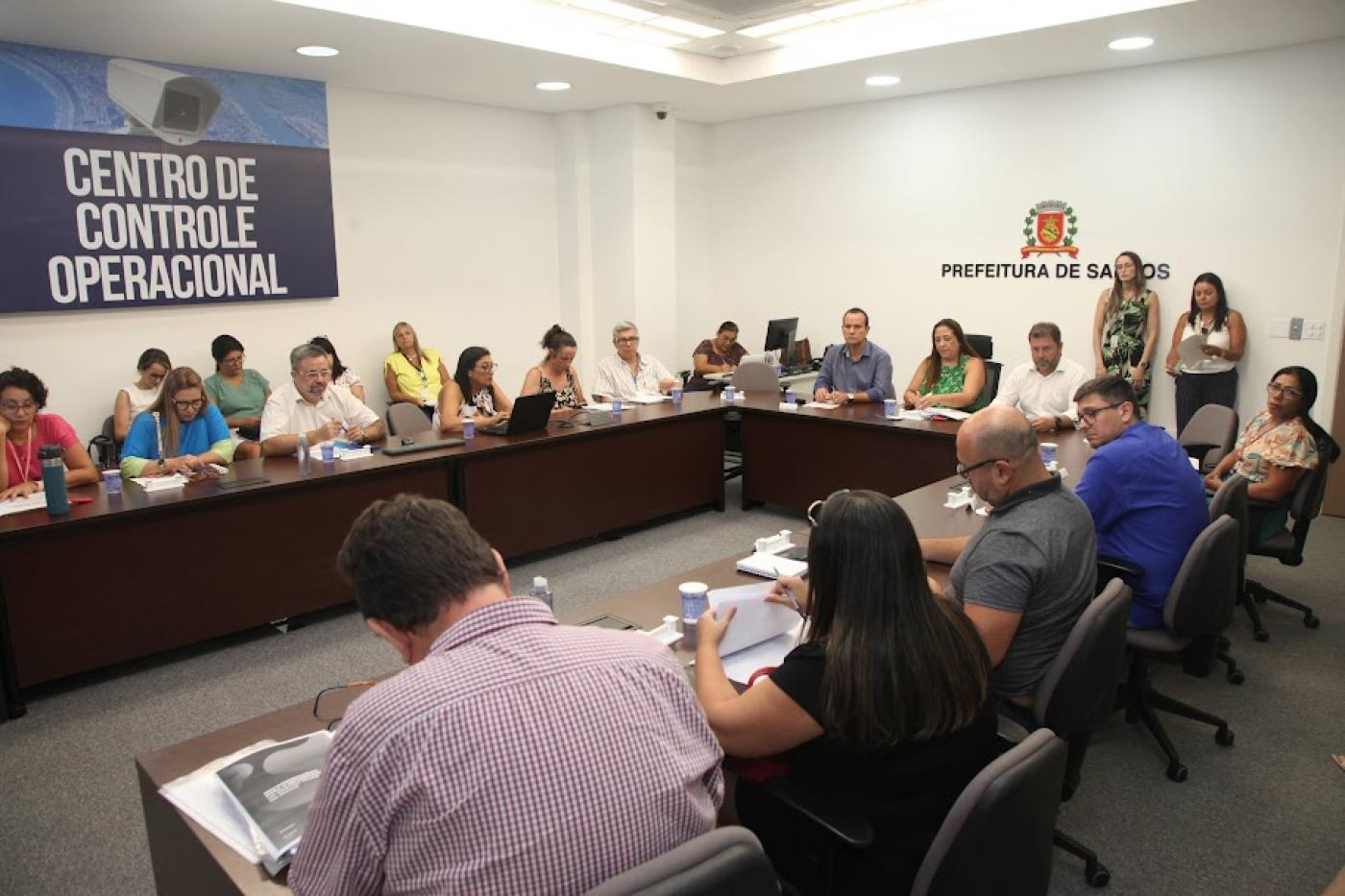 secretários reunidos na mesa #paratodosverem 