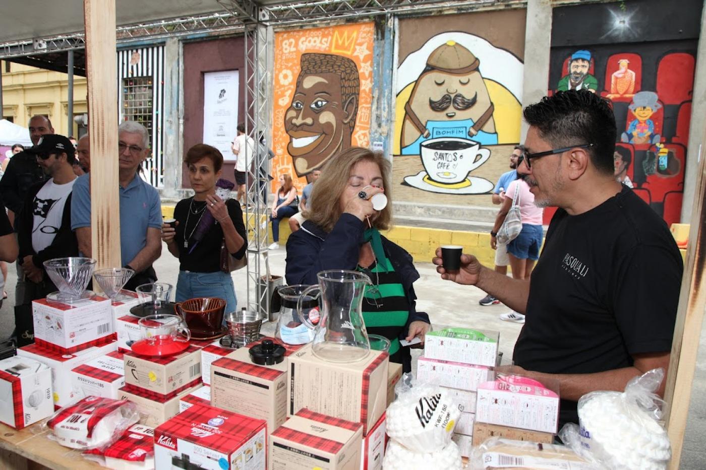 pessoas degustando café #paratodosverem
