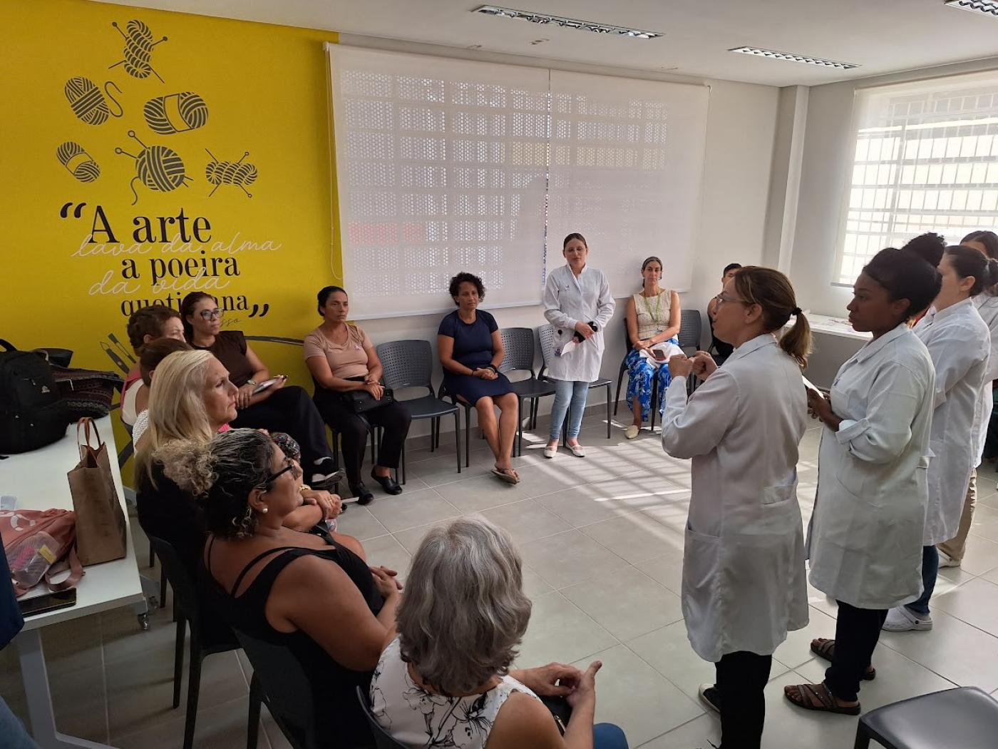 Palestra na Casa da Mulher de Santos. #Paratodosverem