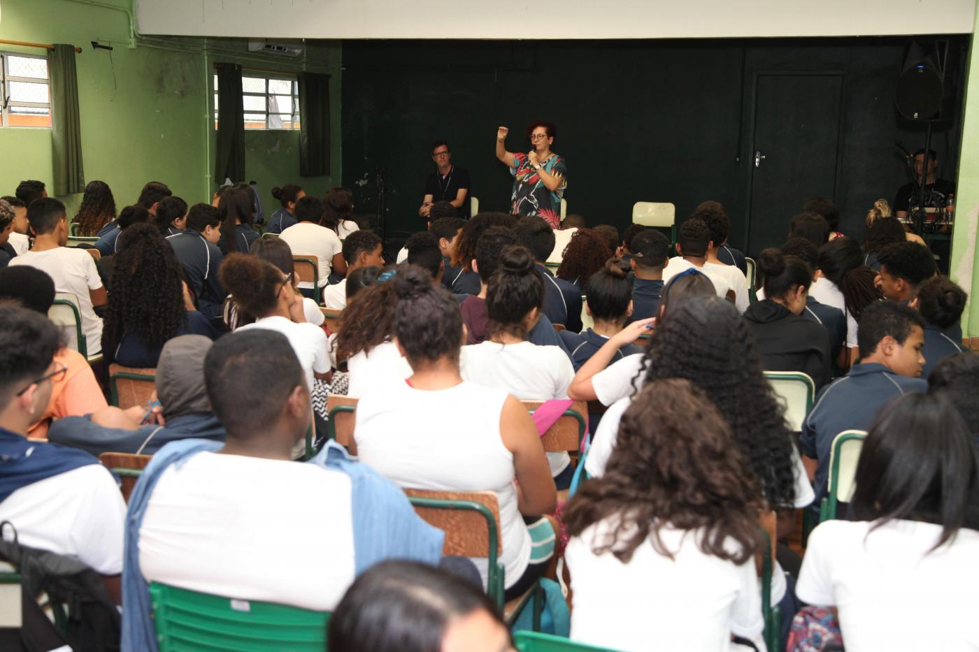 crianças assistem a palestra sentadas na sala de aula #pracegover 