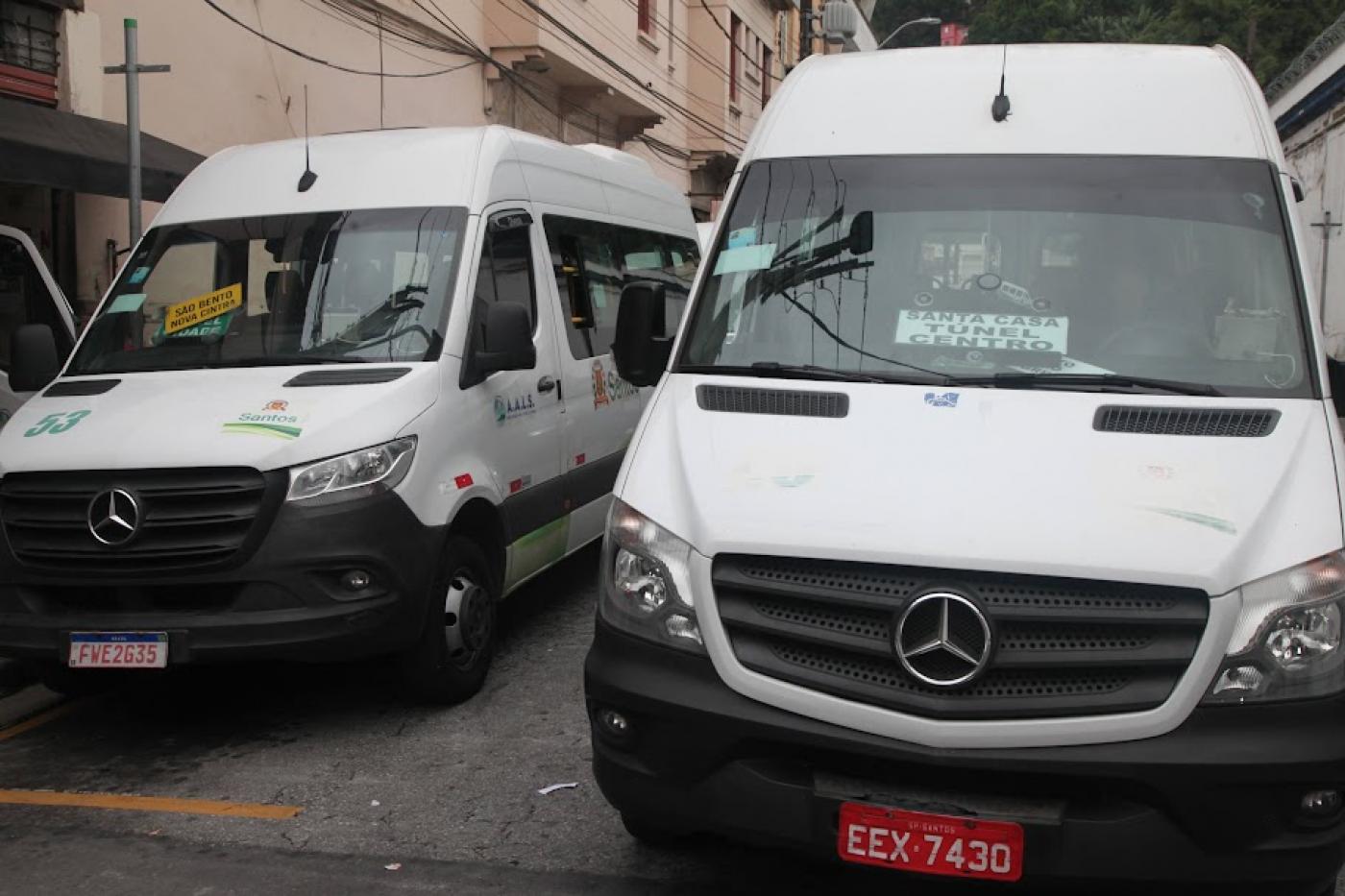 vans de transporte coletivo na rua. #paratodosverem 