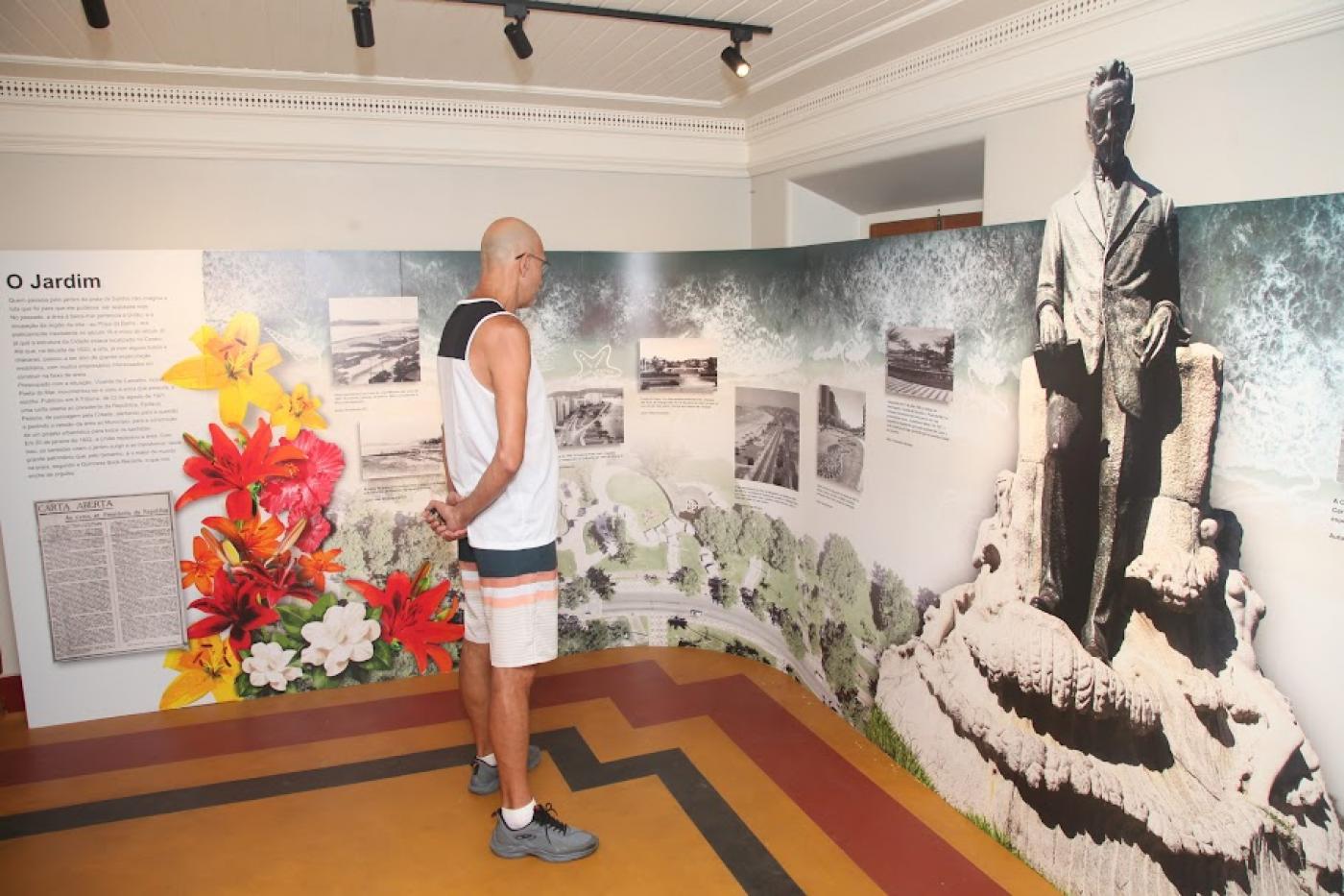 homem lê trecho da exposição #paratodosverem