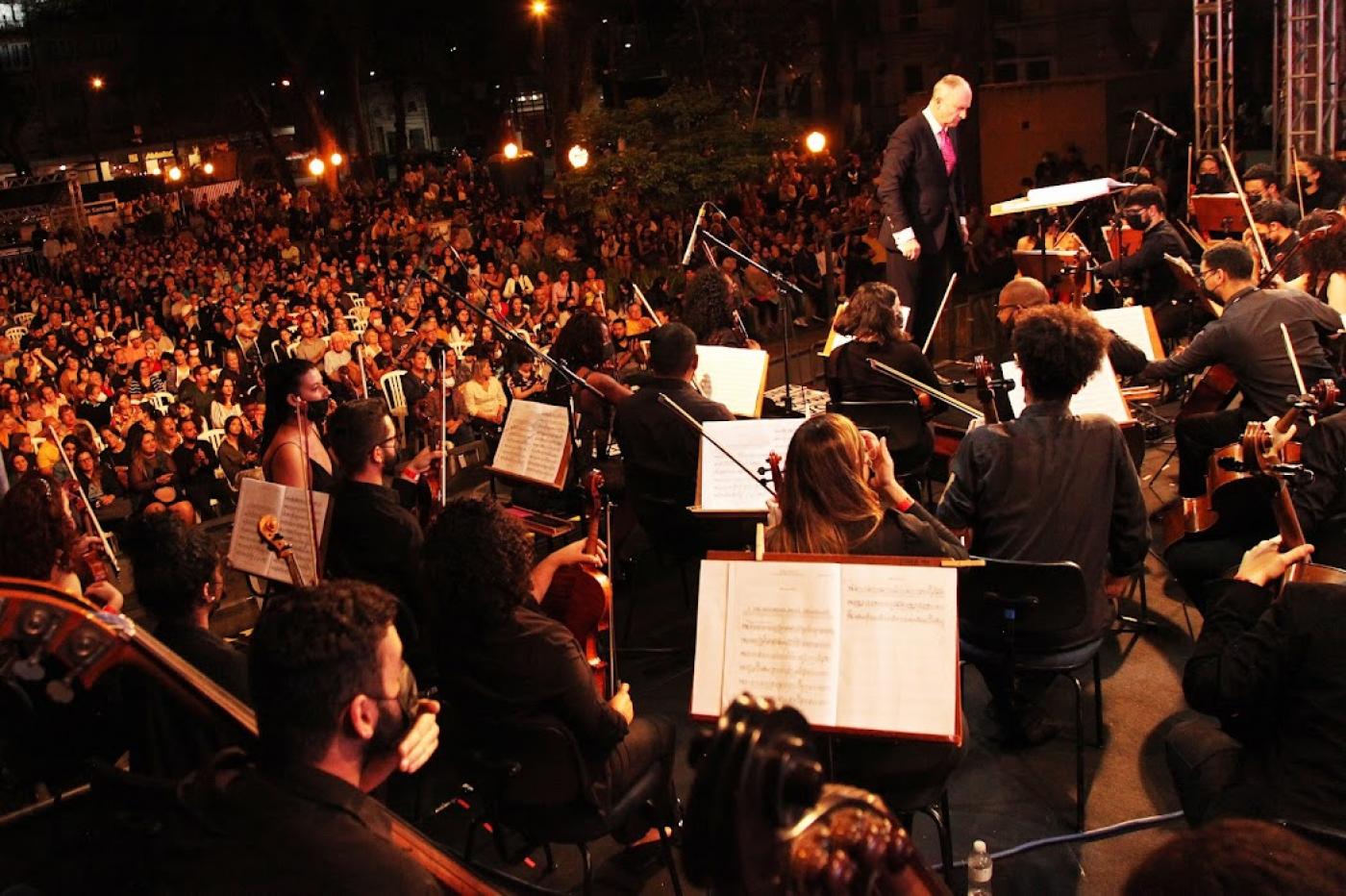 orquestra e plateia ao fundo #paratodosverem