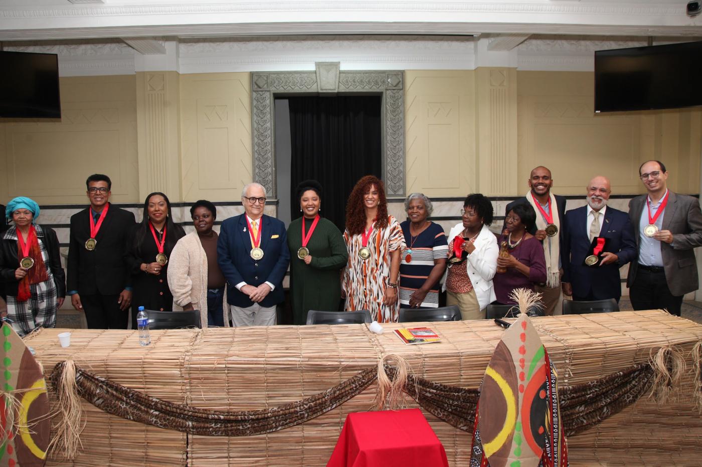 Dez homenageados lado a lado posam para foto. #paratodosverem