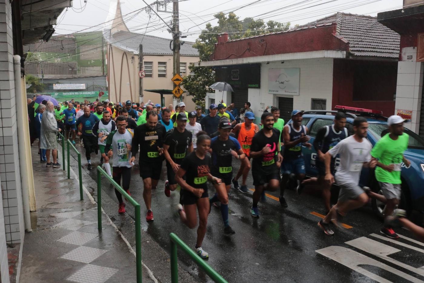 corredores em largada de prova em morro. #paratodosverem