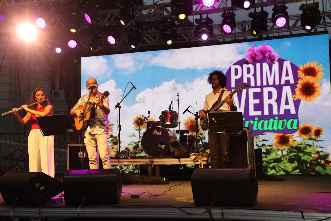 banda se apresentando em um palco #paratodosverem