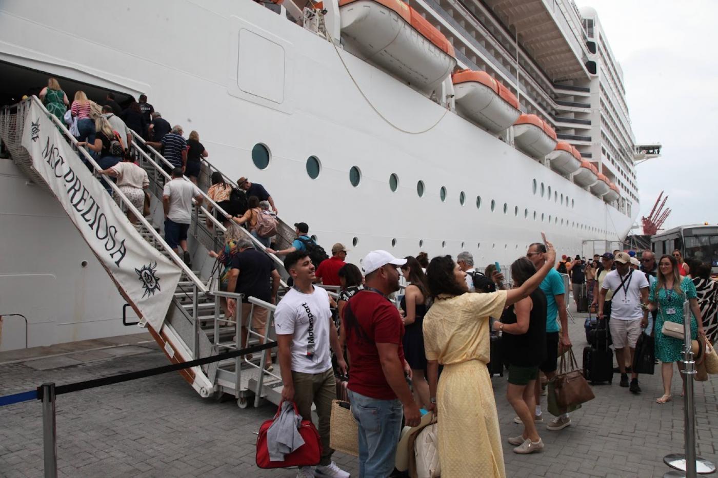 passageiros entrando em navio #paratodosverem 