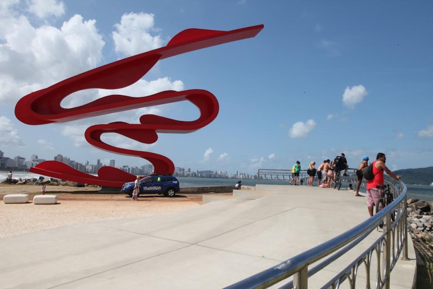 monumento no Novo Quebra-Mar e pessoas em torno observando a paisagem. #paratodosverem