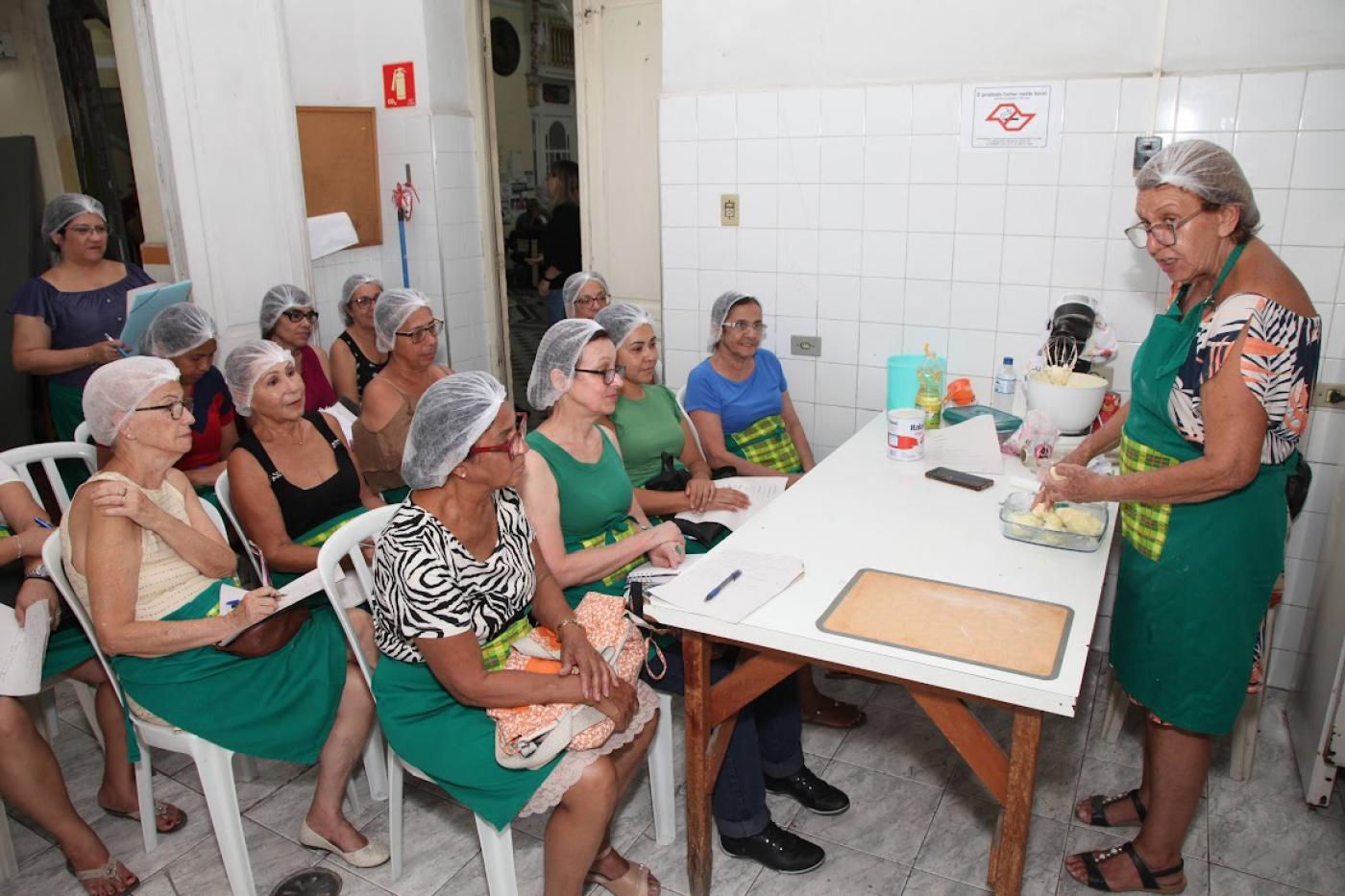 mulheres participando de curso de panificação #paratodosverem