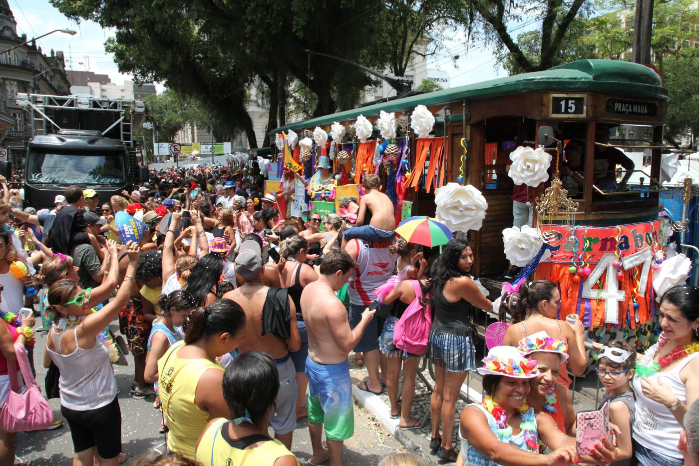 Bonde decorado e cercado de foliões. #Paratodosverem