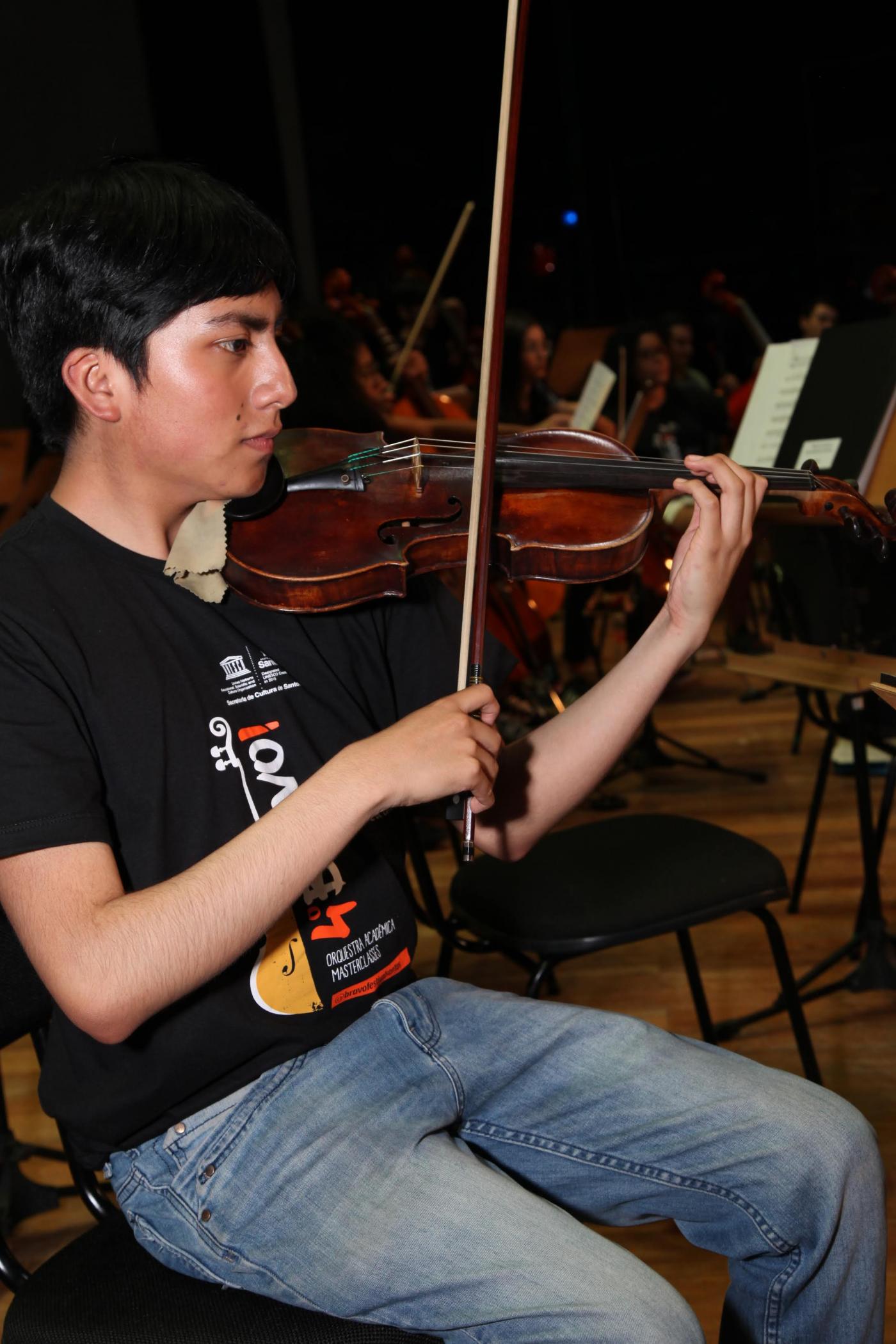 rapaz toca violino #pracegover 