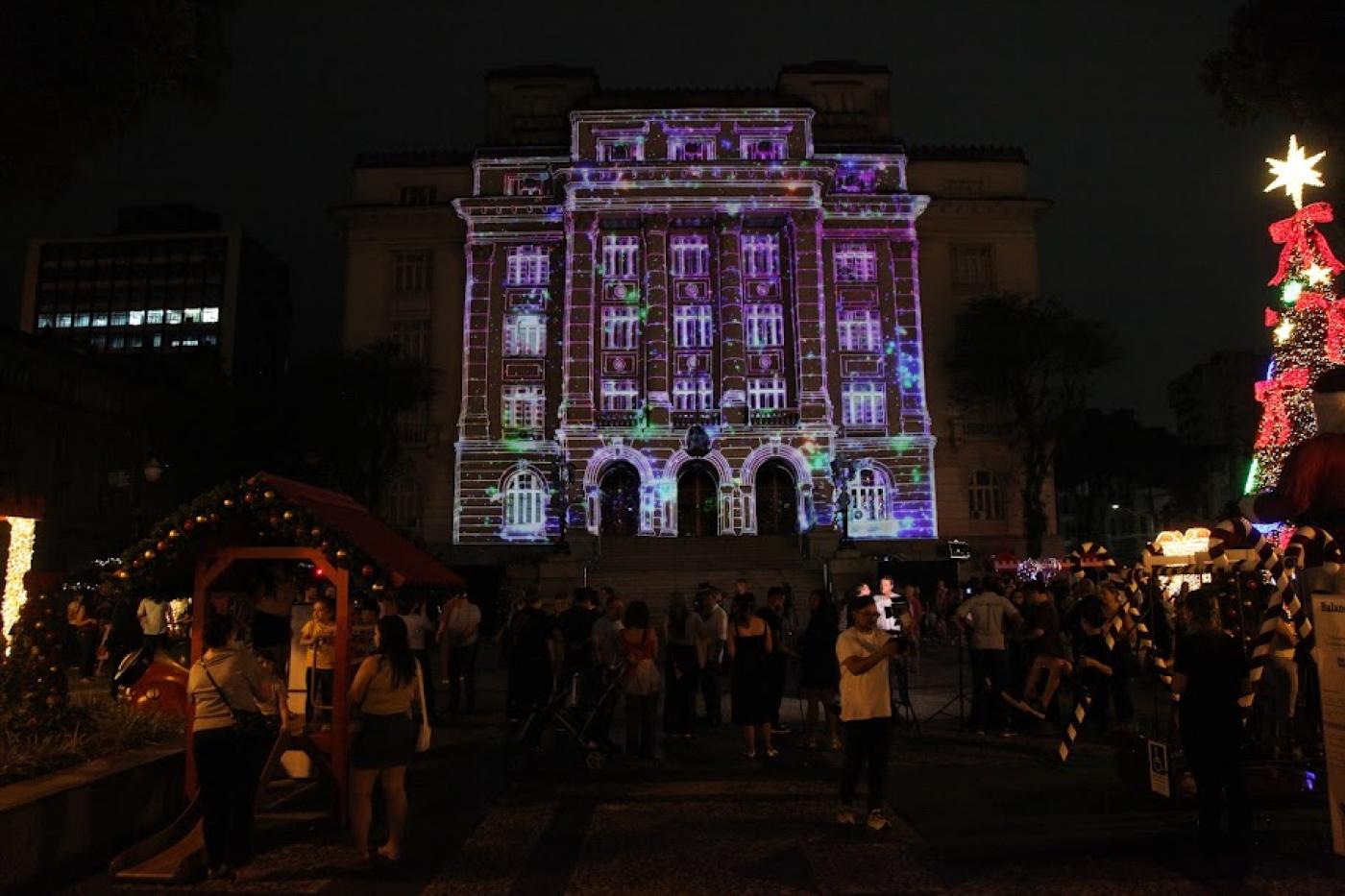fachada do palácio josé bonifácia com imagem natalina projetada. Pública está na praça. É noite. #paratodosverem 