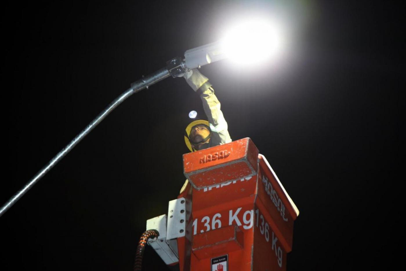 Profissional realiza manutenção em luminária de LED. #pratodosverem