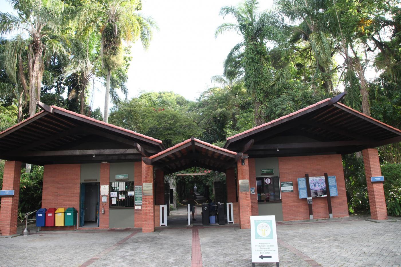 a praça de entrada com a bilheteria e a entrada do parque. #paratodosverem