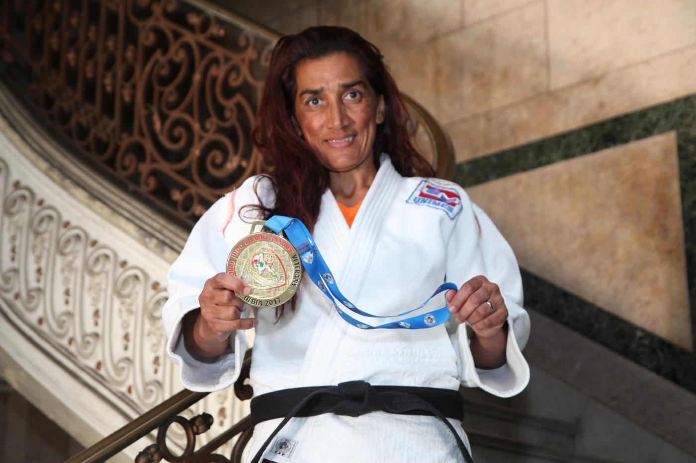 Judoca mostra medalha na escadaria do paço #pracegover 