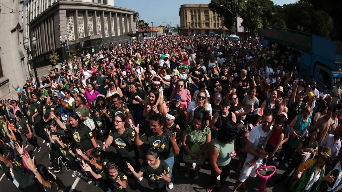 pessoas na marcha para jesus #paratodosverem 