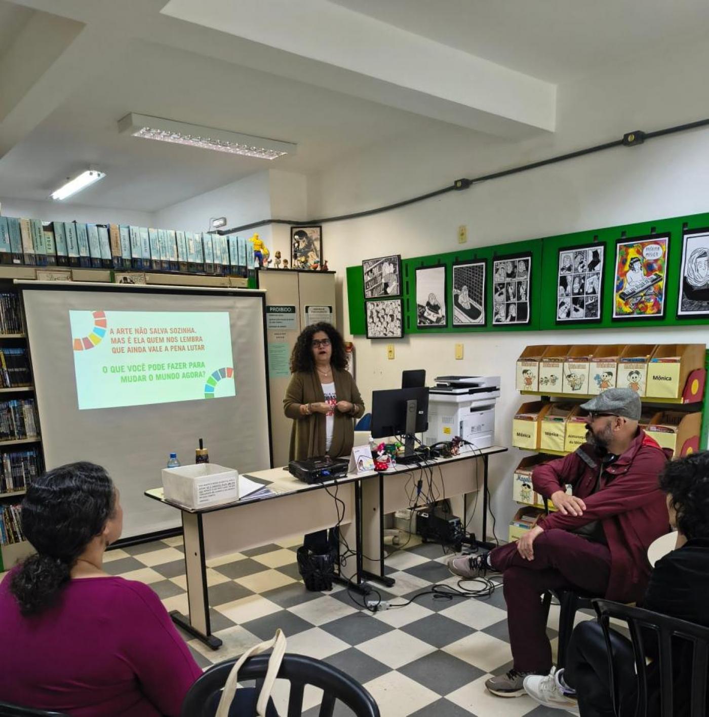 professora fala com alunos em oficina #paratodosverem