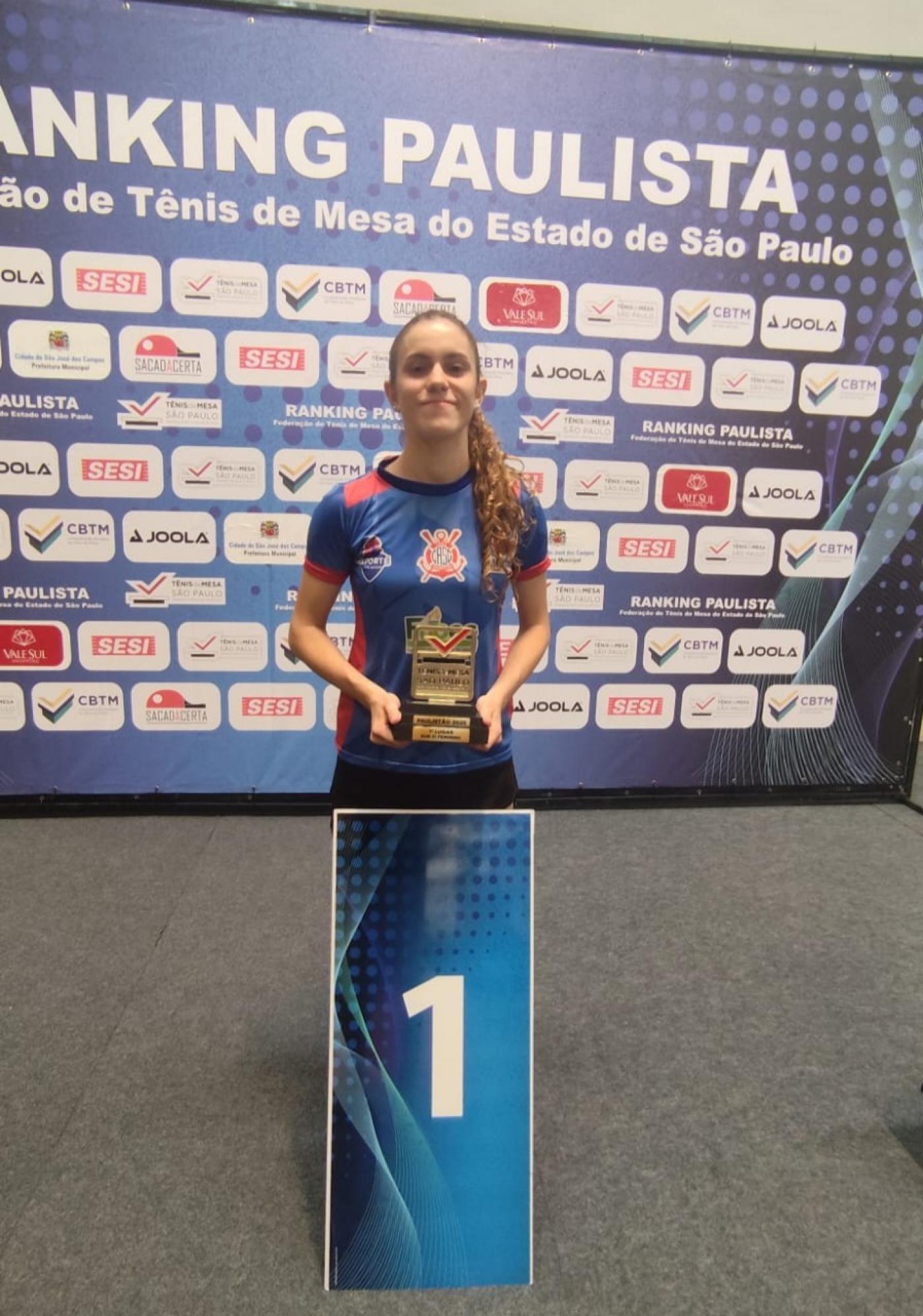 Maria Eduarda com o troféu. #Paratodosverem.