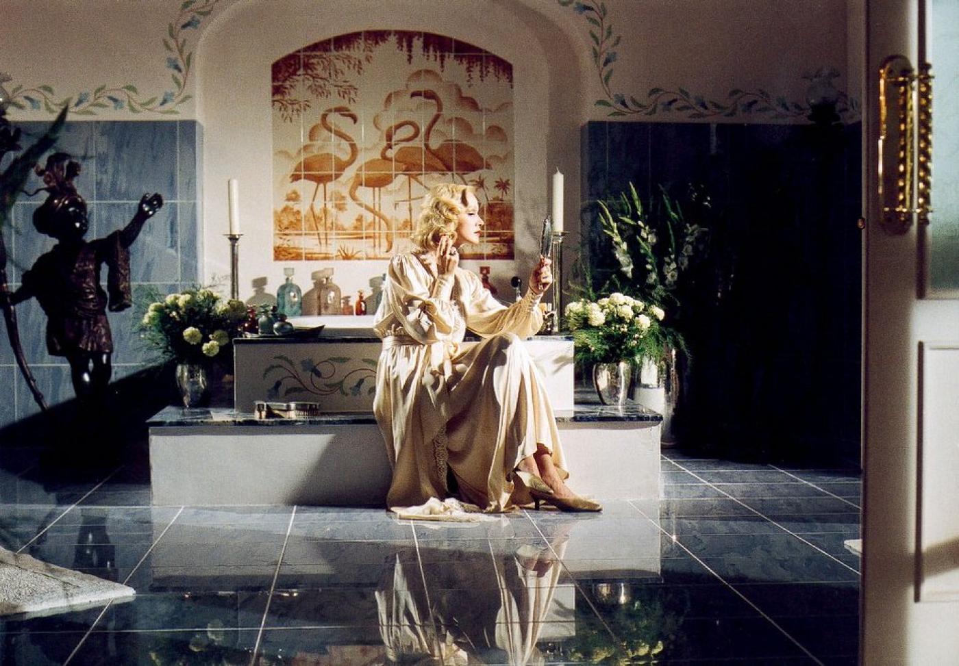 imagem de mulher em filme sobre marlene dietrich #paratodosverem 