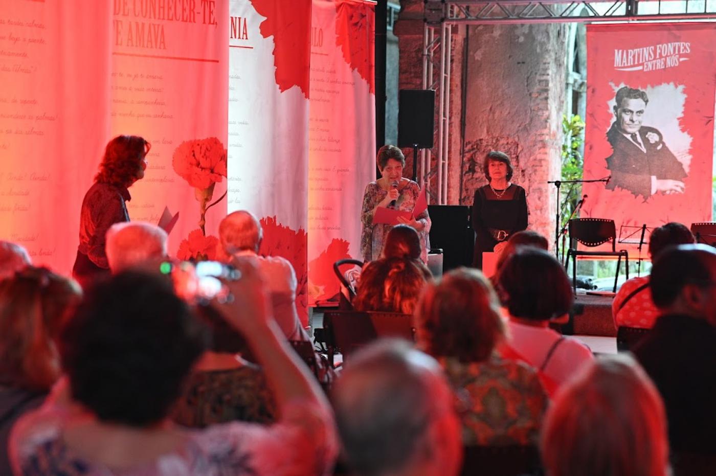 pessoas se apresentando em palco #paratodosverem
