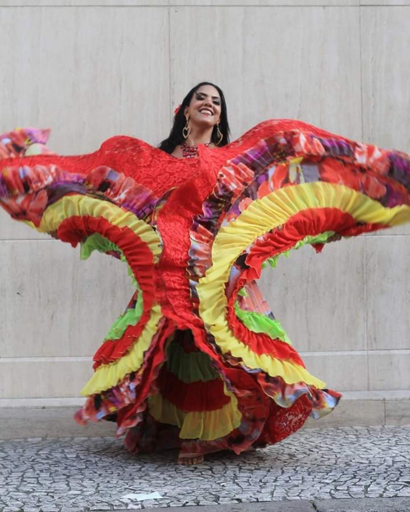 mulher dança com roupa típica cigana. #paratodosverem 
