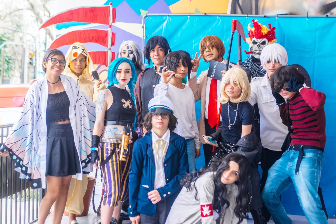 jovens fantasiados posam para foto. #paratodosverem