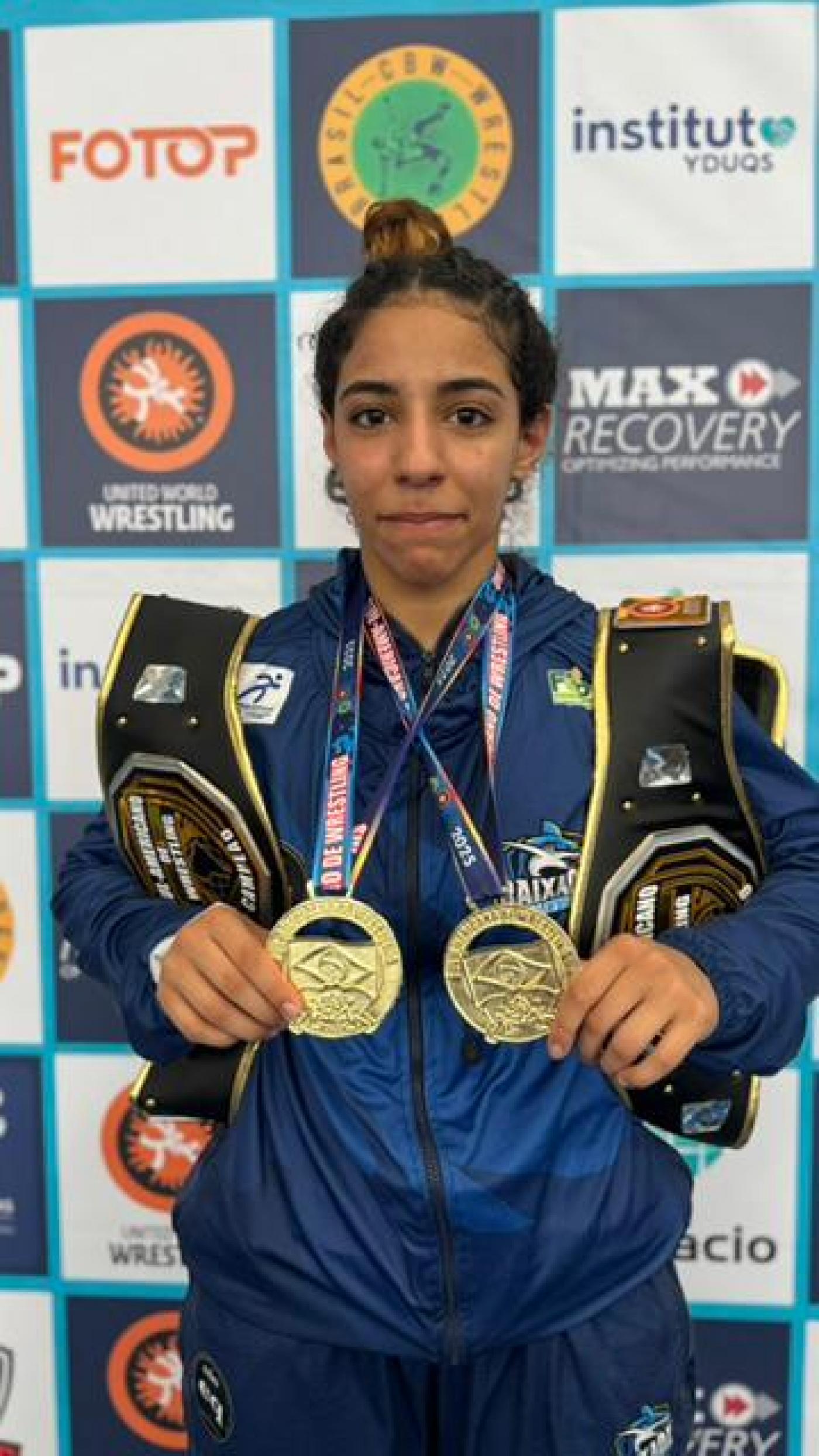 Atleta Mayara mostra as medalhas conquistadas. #Paratodosverem