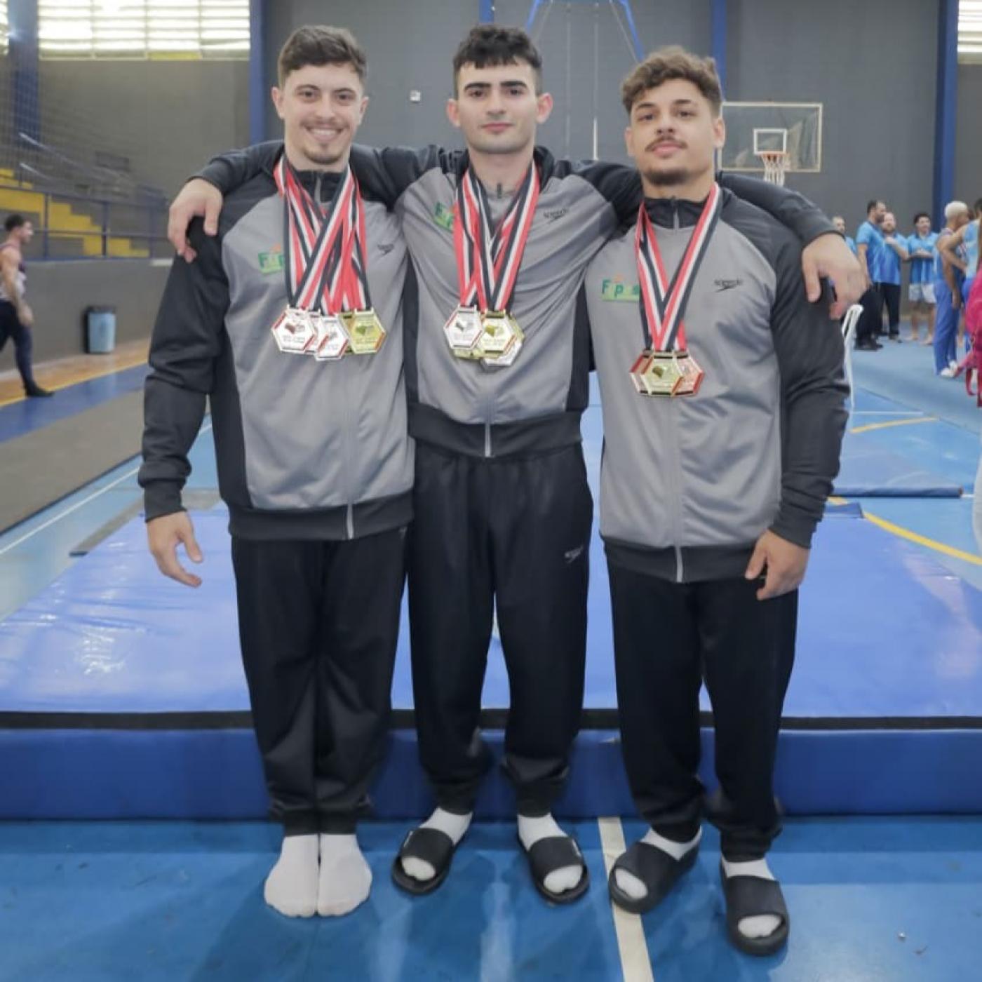 ginastas mostram suas medalhas. #Paratodosverem