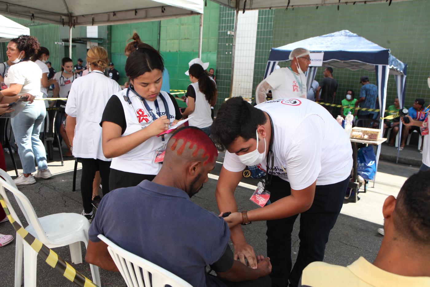 pessoa passa em atendimento