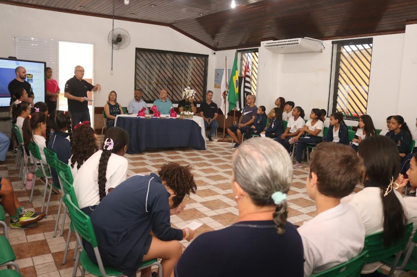 pessoas sentadas em uma reunião #paratodosverem
