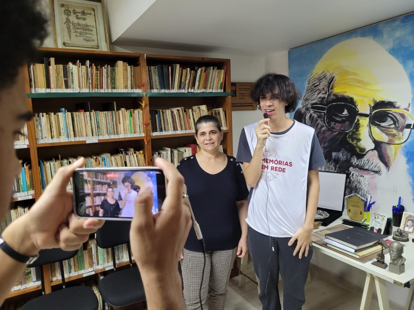jovem faz entrevista enquanto outro filma com celular #paratodosverem 