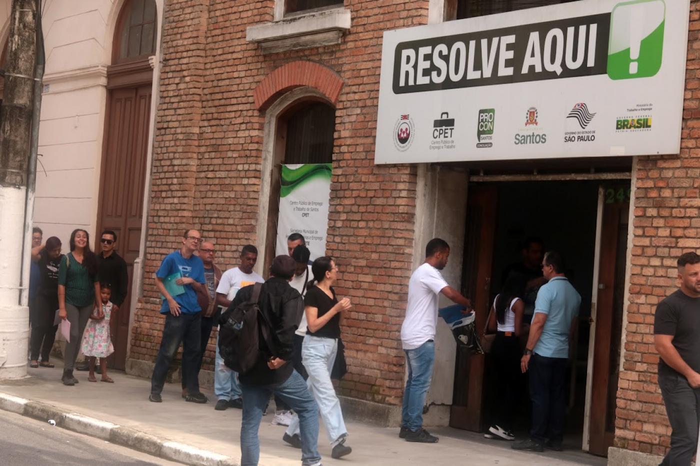 pessoas na frente do resolve aqui #paratodosverem