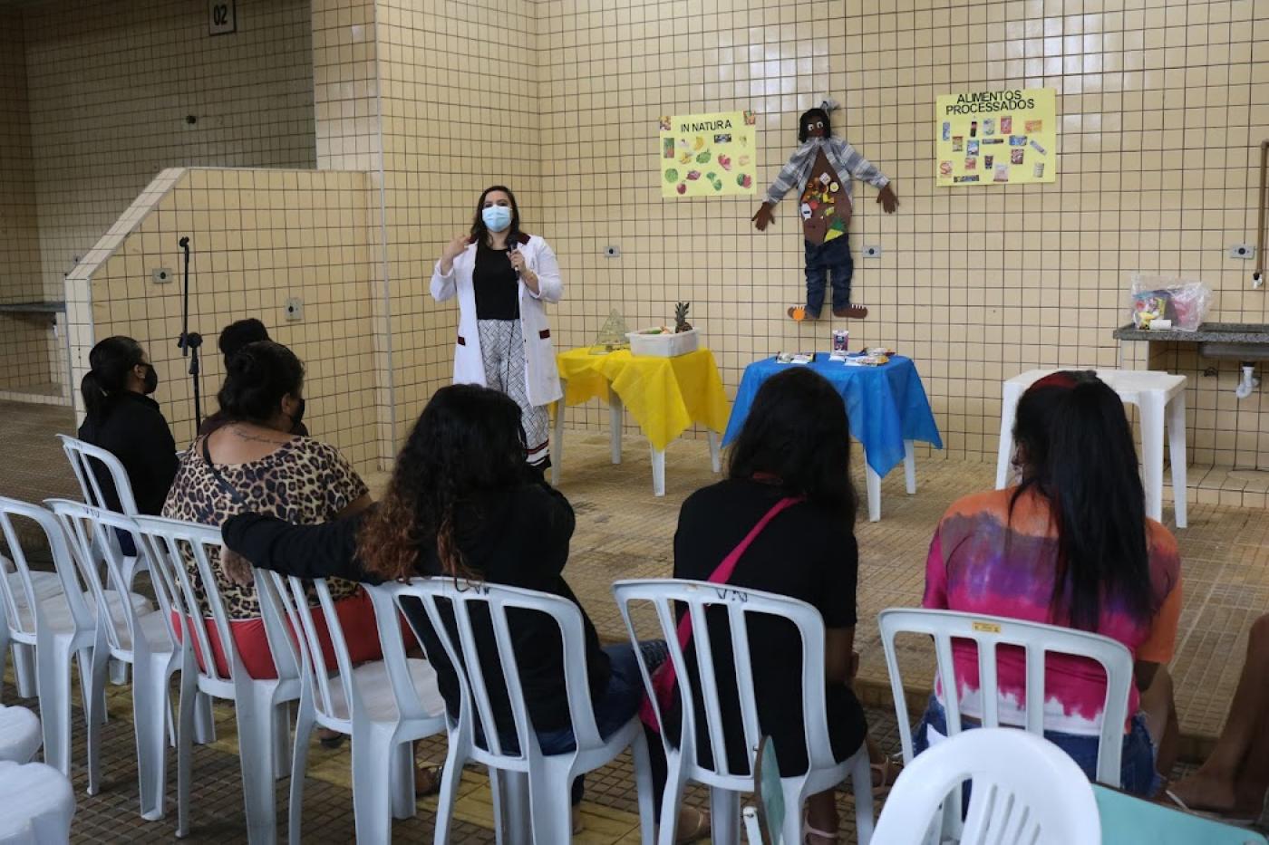 palestrante falando com mães #paratodosverem