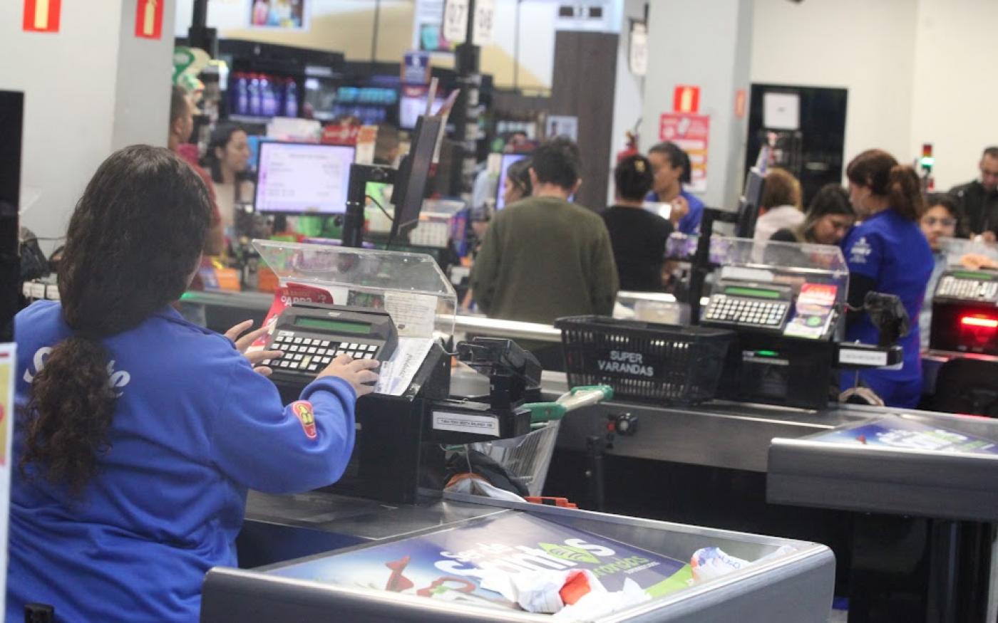 pessoas em supermecado #paratodosverem