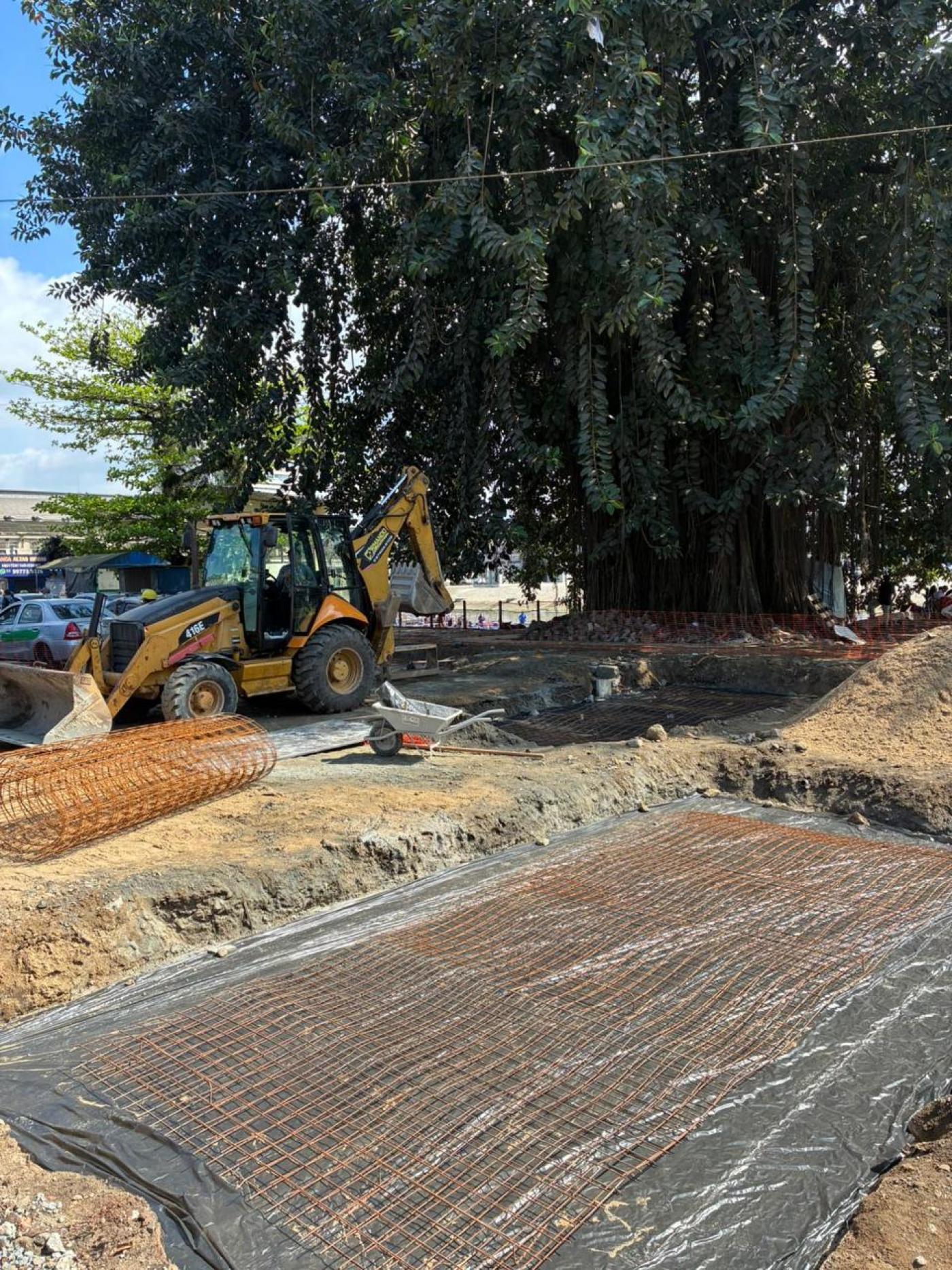 máquina trabalhando na obra #paratodosverem 