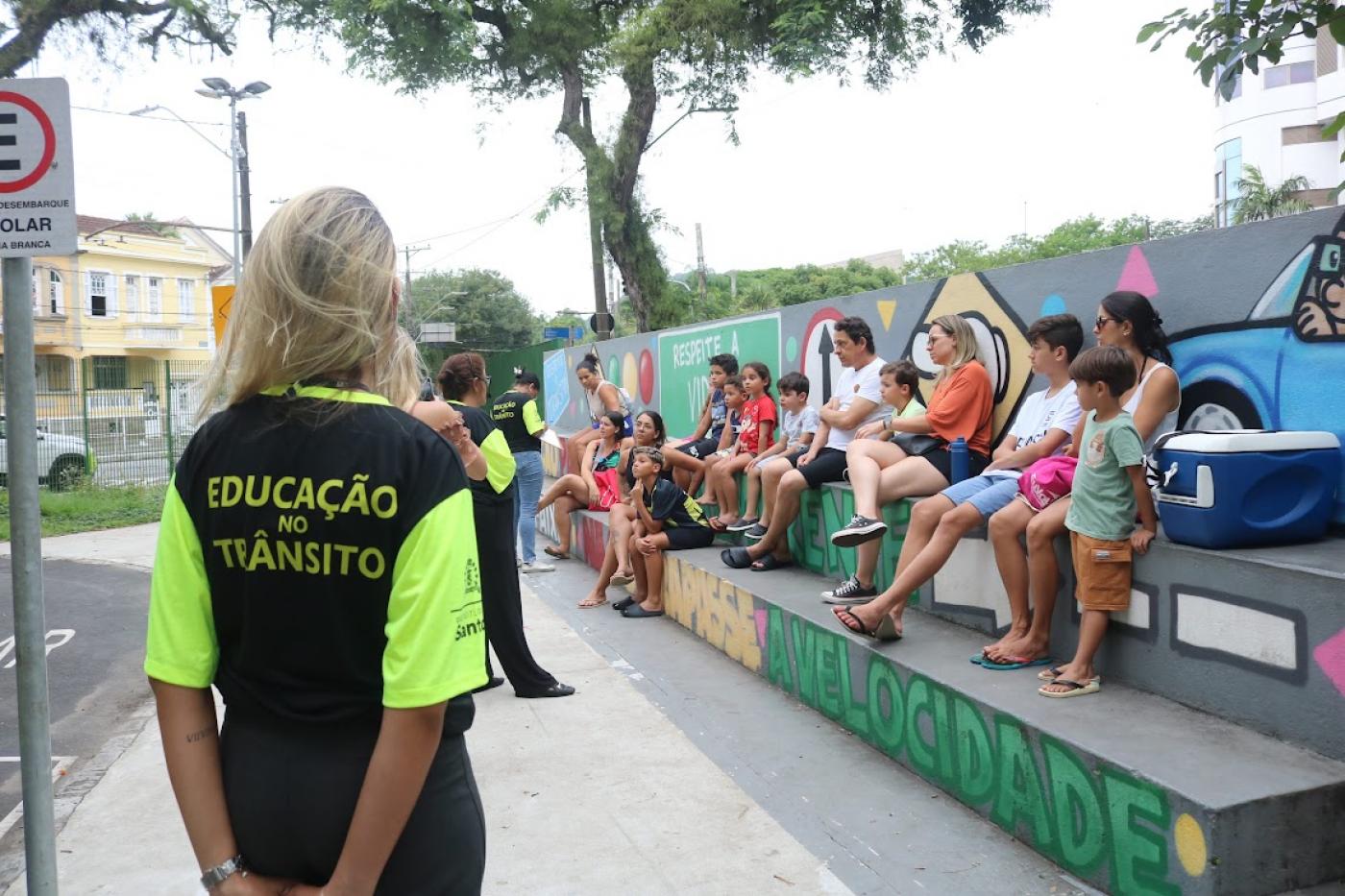 alunos passam por aula na minicidade #paratodosverem 